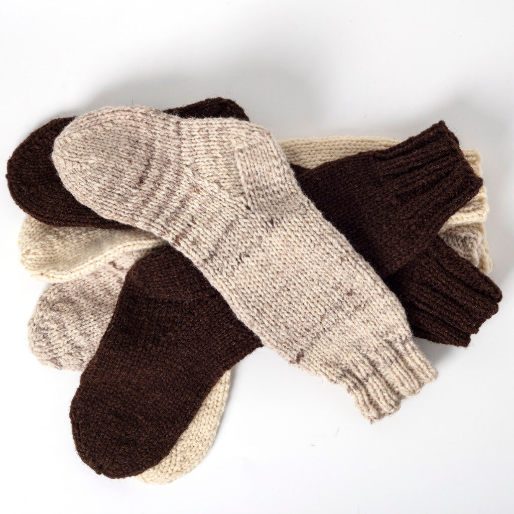 Handgestrickte Wollsocken in drei Naturfarben.